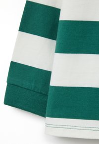 Tela a rayas verde y blanca, con textura acanalada en los puños, un acabado suave y detalle de costura visible.