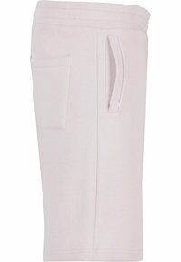 Lyse rosa bomullsshorts med elastisk midje, med en sidelomme og en glatt tekstur, klippet over knærne.