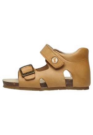 Sandalia de cuero marrón con detalles troquelados, hebilla ajustable y suela de corcho texturizada. Presenta un forro suave y un diseño de punta redondeada.