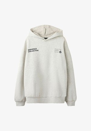 Šviesiai pilkas džemperis su gobtuvu, kuriame yra juodas tekstas priekyje, gipiūriniai rankogaliai ir apačia, bei švelni tekstūra. Paprastas dizainas su laisvu pjūviu.