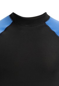 Parte superior de neopreno negra con acentos azules en los hombros, escote redondo y tela suave y elástica para mayor comodidad.