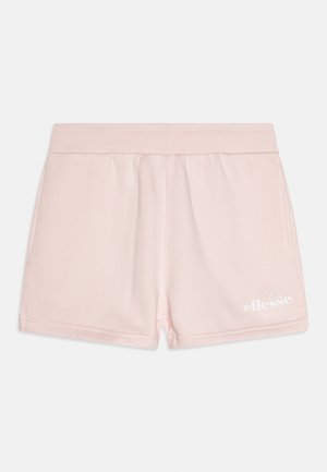 Jasnoróżowe, casualowe szorty z elastycznym pasem, kieszeniami po bokach oraz białym logo "ellesse" na dolnej lewej nogawce.