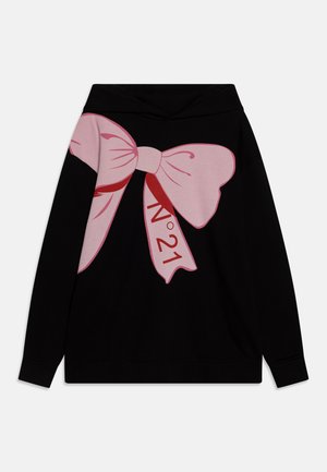 Zwarte hoodie met een grote roze strikafdruk op de achterkant, met "N°21" in het rood gedrukt op een van de linten. Zachte stof, casual ontwerp.