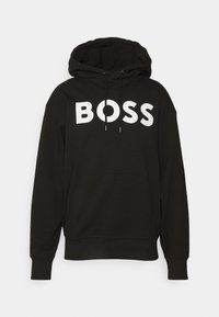 Sudadera negra de tela suave con un bolsillo tipo canguro, capucha con cordón y un audaz logo blanco de "BOSS" en el frente.