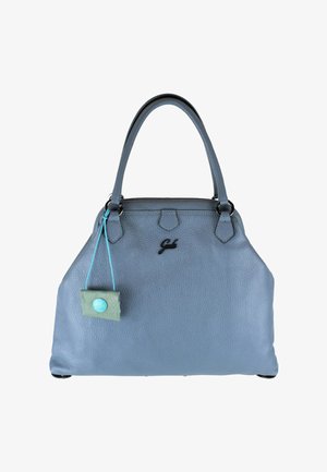 Borsa a mano in pelle azzurro chiaro con due manici, logo "Gabs" nero e una piccola etichetta di stoffa con un bottone blu attaccata da un filo.