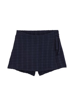Pantalones cortos tejidos de color azul marino con tela texturizada, que presentan una cintura fruncida y un detalle de lazo en un lado, ofreciendo un ajuste relajado.