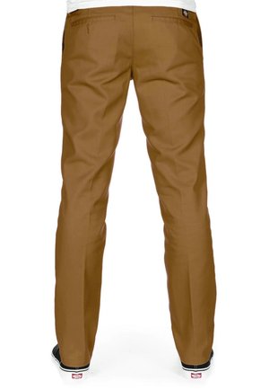 Pantalons décontractés marron au design droit, avec des poches arrière et des détails de couture minimalistes. Le tissu semble lisse avec une finition mate.