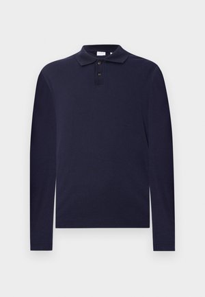Navyblauwe polo met lange mouwen, voorzien van een klassieke kraag en een knoopsluiting met twee knopen, weergegeven tegen een witte achtergrond.
