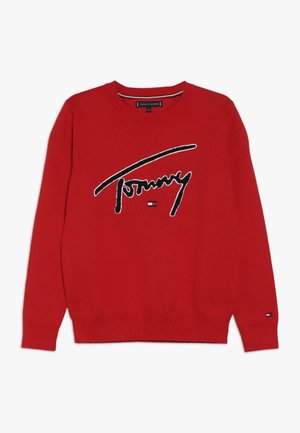 Rød langærmet strikket sweater med sort og hvid "Tommy" skrift og lille Tommy Hilfiger flaglogo på bryst og ærmekant.