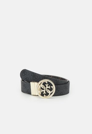 Ceinture en cuir noir avec motif embossé et boucle circulaire dorée présentant des lettres entrelacées.