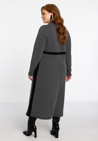 YOEK Robe pull - black