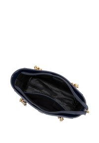 Sac à main en simili cuir navy avec quincaillerie dorée, fermeture zippée et poche intérieure. La texture lisse présente un design structuré et élégant.