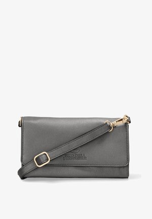 Borsa a tracolla in pelle grigia con pattina pieghevole, accentuazioni in hardware dorato, tracolla regolabile e logo del marchio in rilievo. Texture liscia in tutto il prodotto.