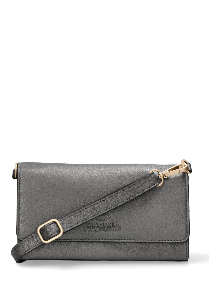 Borsa a tracolla in pelle grigia con pattina pieghevole, accentuazioni in hardware dorato, tracolla regolabile e logo del marchio in rilievo. Texture liscia in tutto il prodotto.