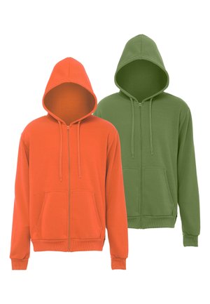 Zwei schlichte Kapuzen-Sweatshirts mit Reißverschluss und Vordertaschen, eines in Orange und eines in Grün, auf weißem Hintergrund dargestellt.