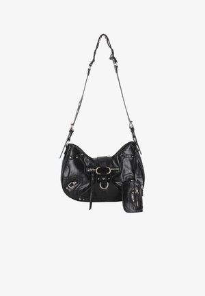 Bolso de hombro de cuero negro con hebillas plateadas, tachuelas, cremalleras y un pequeño estuche adjunto, exhibido sobre un fondo blanco.