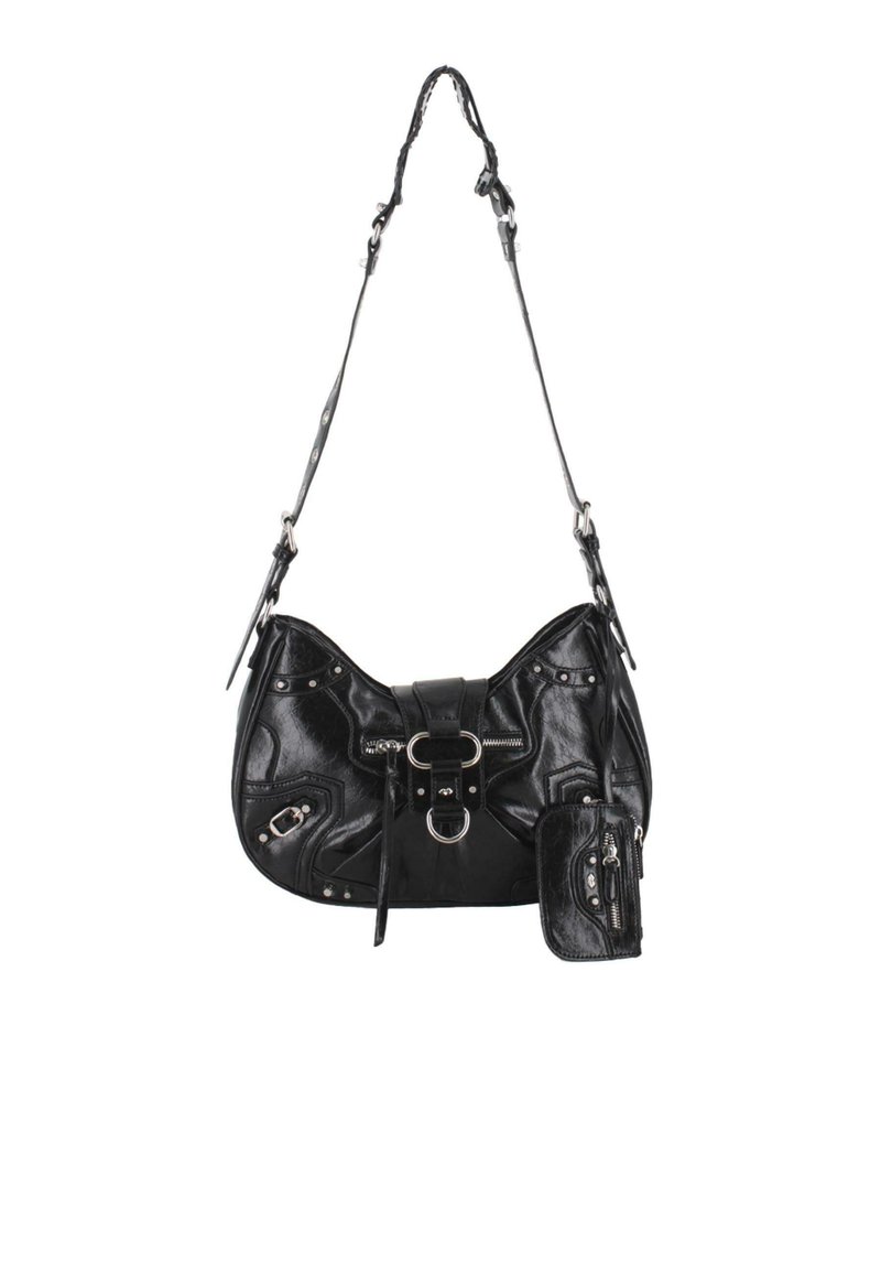 Bolso de hombro de cuero negro con hebillas plateadas, tachuelas, cremalleras y un pequeño estuche adjunto, exhibido sobre un fondo blanco.