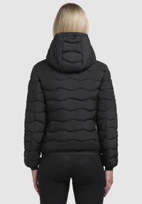 Czarna ocieplana kurtka z kapturem, z falistym pikowanym wzorem i elastycznymi mankietami. Zaprojektowana z myślą o ciepłe i komfortowe noszenie w chłodniejsze dni.
