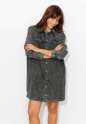 BRODÉ - Robe en jean - jeans gris