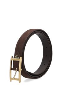 Tmavě hnědý kožený pásek se zlatou obdélníkovou kovovou přezkou, stočený s viditelnými otvory na nastavení délky na pásku.