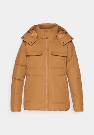Giacca a piuma marrone con colletto alto e cappuccio removibile, dotata di due tasche sul petto e chiusura frontale con zip. Tessuto con texture liscia.