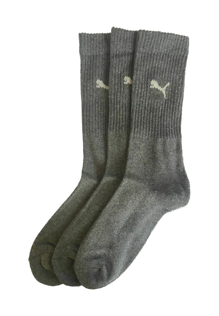 Drei Paar graue Puma Crew-Socken mit gerippten Bündchen und weißem Puma-Logo auf jeder Socke.