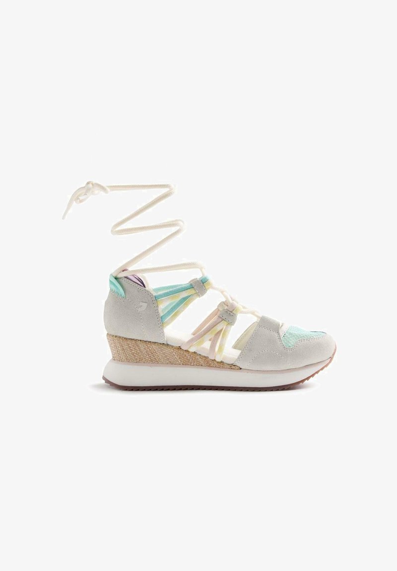 Sandalia de cuña con ante beige, malla en tonos pastel, tiras multicolores, entresuela de yute, suela blanca y cordones que envuelven el tobillo.