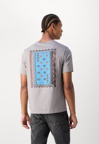Scotch & Soda REGULAR FIT FRONT BACK ARTWORK - Triko s potiskem - asphalt