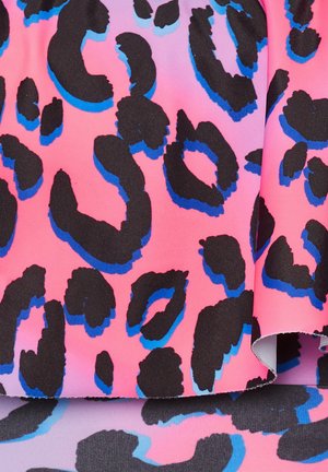 Tissu à imprimé léopard avec une base dégradée rose, parsemée de grandes taches noires rehaussées de bleu, présentant une texture lisse et des couleurs vives.