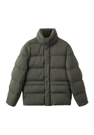 Chaqueta acolchada de color verde oscuro con un cuello alto, que presenta un diseño acolchado, botones de presión y un forro interior suave y texturizado.