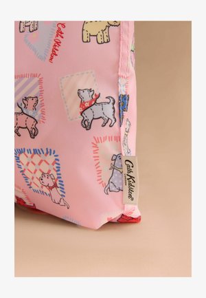 Ružová taštička s potlačou psov, na ktorej sú hravé vzory rôznych plemien, farebné šatky a štítok značky Cath Kidston.