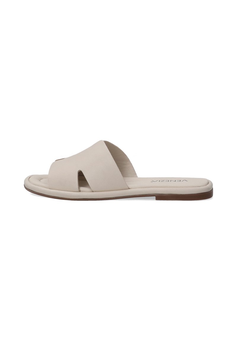 Beige klouzavé sandály s širokým horním páskem s výřezovými detaily, plochou podrážkou a minimalistickým designem pro pohodlí a snadné nošení.