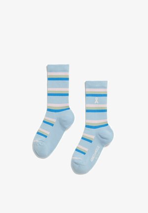 Hellblaue Socken mit vertikalen und horizontalen Streifen in Blau, Grün und Pink. Verfügen über eine gerippte Struktur und ein kleines Logo auf einer Socke.