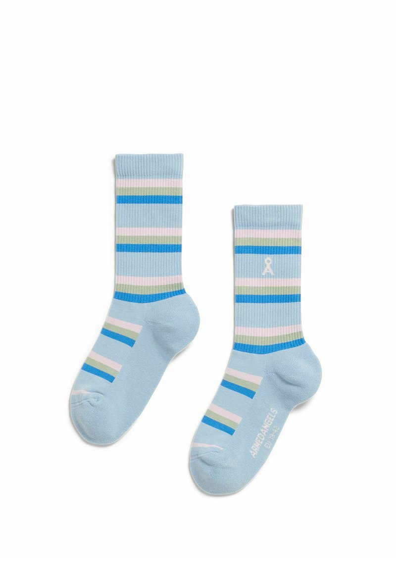 Calzini azzurri con strisce verticali e orizzontali in blu, verde e rosa. Presentano una texture a costine e un piccolo logo su un calzino.