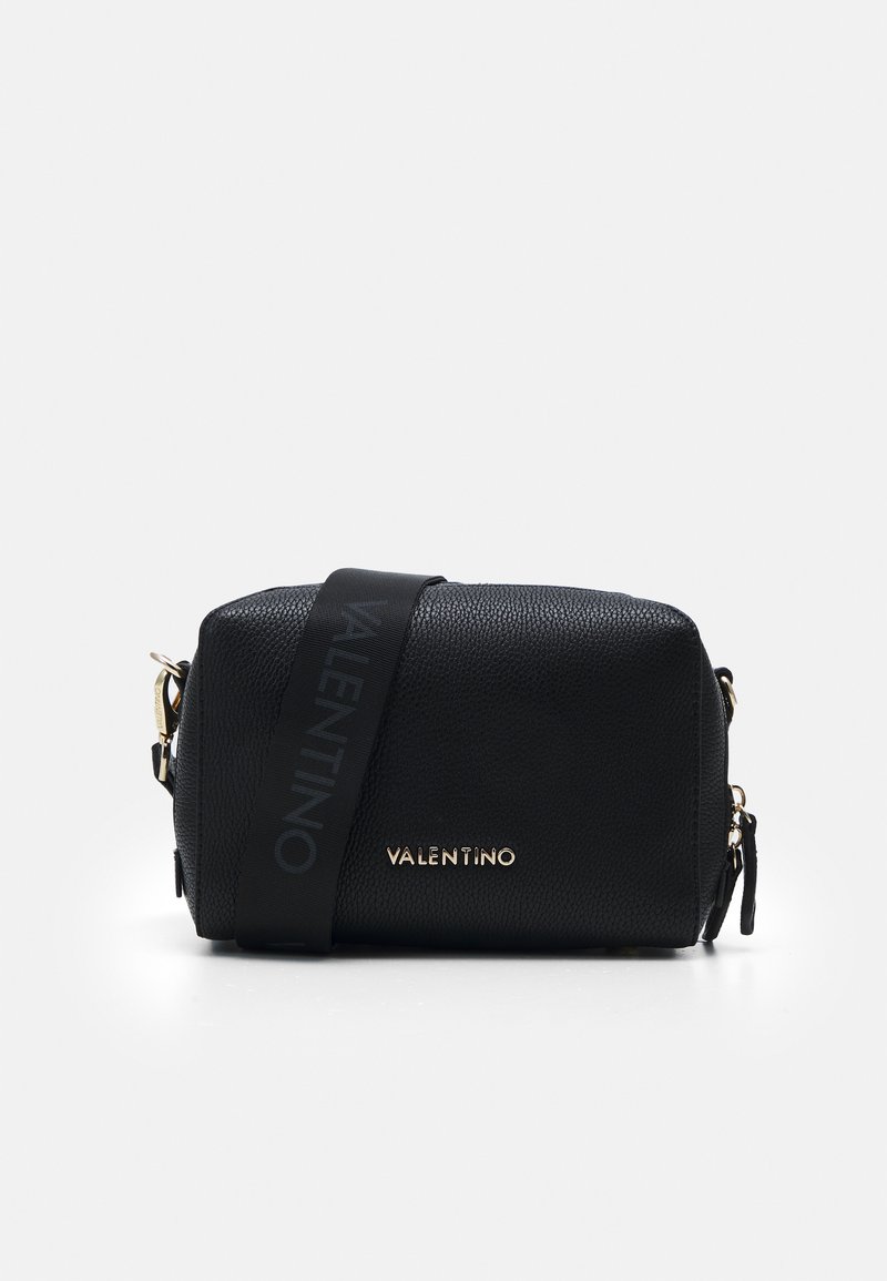 Geantă crossbody din piele neagră cu finisaj texturat, accesorii aurii și o curea neagră cu logo-ul "VALENTINO", în formă dreptunghiulară.
