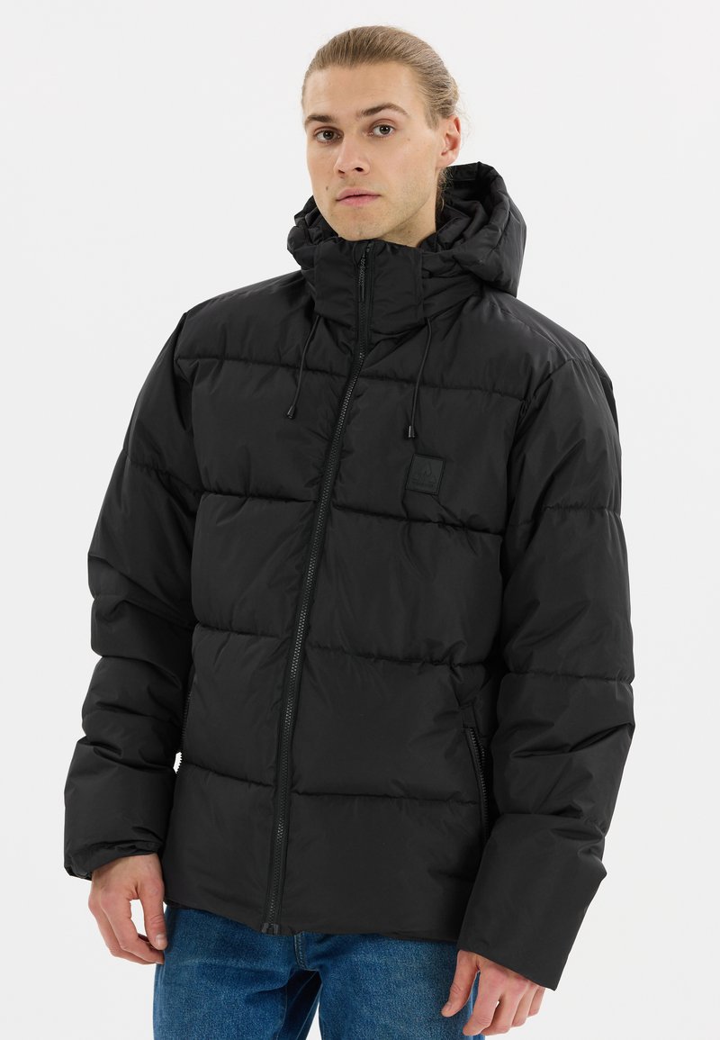 Doudoune noire avec un col haut et une capuche ajustable. Comprend des sections matelassées, une fermeture éclair à l'avant et un minimum de marquage sur la poitrine gauche.
