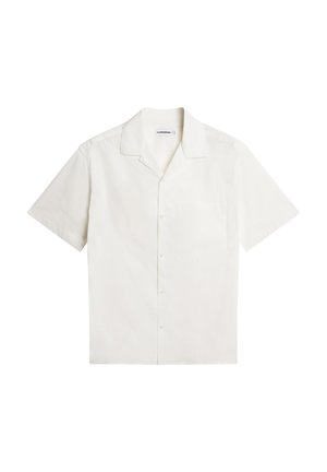 Lyhythihainen valkoinen napillinen paita, jossa rento kaulus ja rintatasku, aseteltu tasaisesti valkoiselle taustalle.