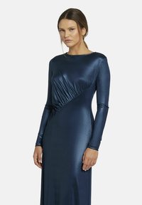 Langärmliges Kleid aus navy Satin, mit einem gerafften Design an der Taille, einer glatten Textur und einem runden Ausschnitt.