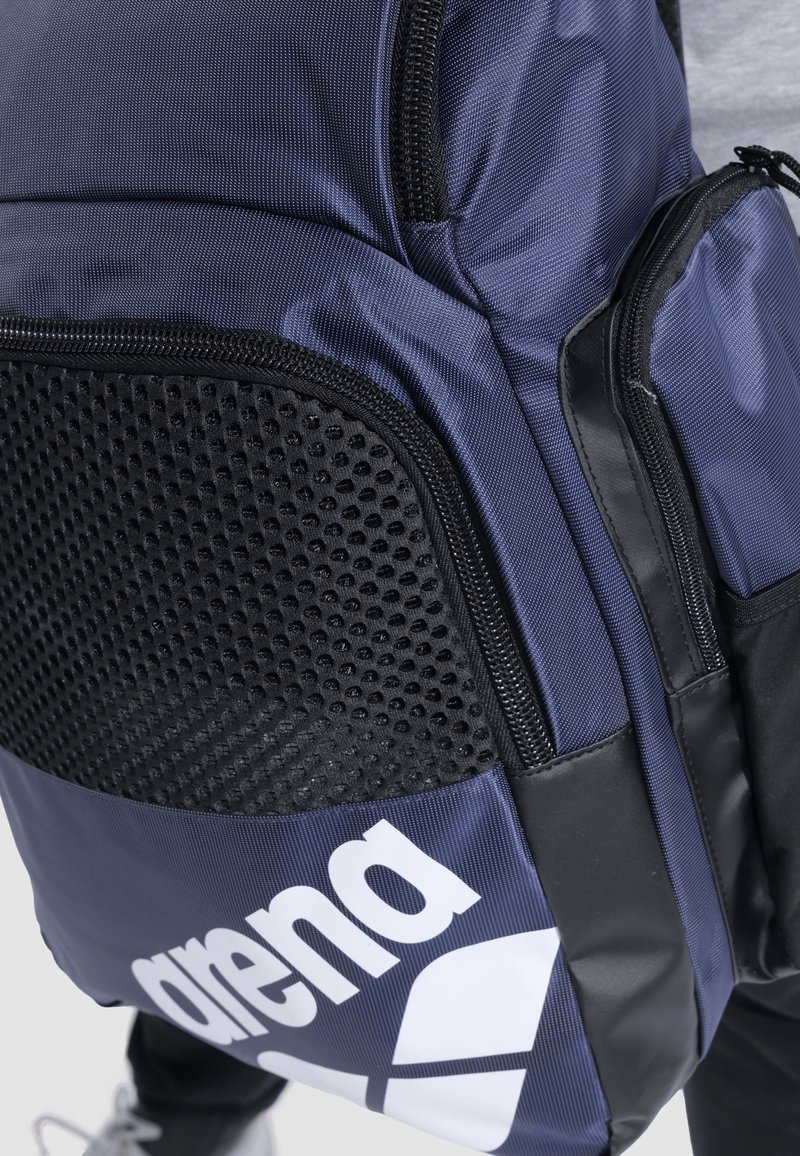 Sac à Dos Piscine Arena One Go 35L – Hydrofuge, Compartiment PC 15″, Bandoulière Trolley, Look Intemporel