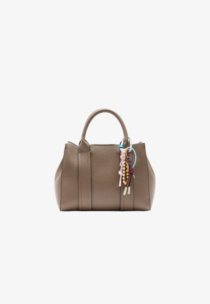 Brązowa skórzana torebka z okrągłymi uchwytami u góry, pionowymi szwami i kolorowymi frędzlami. Kompaktowy kształt z teksturowaną powierzchnią.