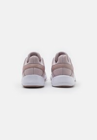 Zapatillas deportivas en rosa y gris con una parte superior de malla, acentos texturizados y una suela de goma blanca, vistas desde la parte trasera.