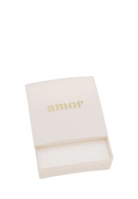 Vit rektangulär låda med slät yta och rundade kanter. Ordet "amor" är präglat i guld på locket. Insidan är tom.