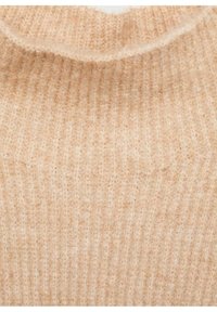 Pull en tricot beige avec une texture côtelée et un col montant. Le tissu semble doux et chaud avec un motif uniforme.