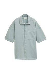 Lichtgroen kortmouwen shirt van een gladde, lichte stof. Beschikt over een knoopsluiting en een enkele borstzak.