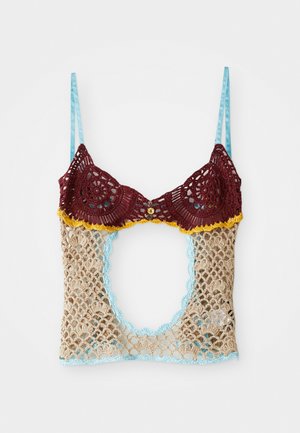 Kant bralette met bordeaux rode cups, gele accenten en een beige gehaakt lichaam. Heeft een sleutelgatopening en lichtblauwe bandjes.