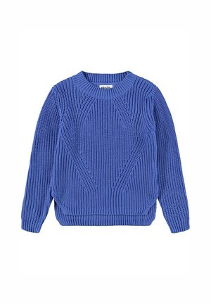 Niebieski sweter dziewiarski o ryflowanej fakturze, okrągłym dekolcie i długich rękawach. Posiada skośny wzór z przodu oraz luźny krój.