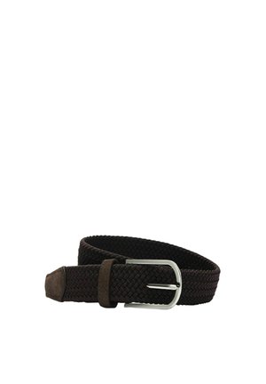 Pruun kootud kangast vöö seemisnahast otsaga ja hõbedase ristkülikukujulise pandlaga, valgel taustal rullitud.