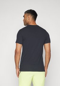 Nike Performance TEE - Camiseta estampada - black