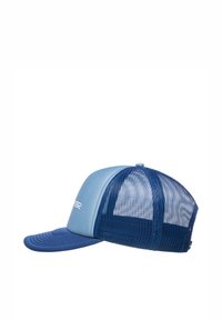 Blå truckercap med en solid blå front, meshnacke, böjd skärm och en vit logotyp på frontpanelen.