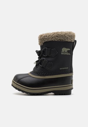 Bottine noire imperméable avec une bordure en fausse fourrure et deux sangles. Présente une semelle en caoutchouc texturée et un logo sur le côté.